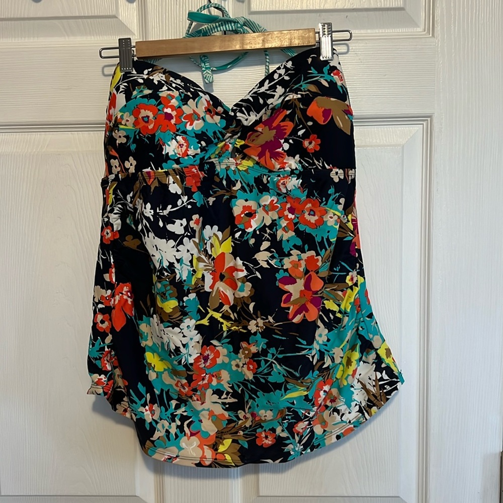 Women’s flowered tankini bathing suit top